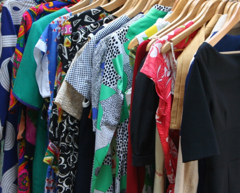 boutique-DRAP-min_dresses_apparel_clothing_clothes_clothes_hangers_wooden_hangers_retail_shop_closet-1149845