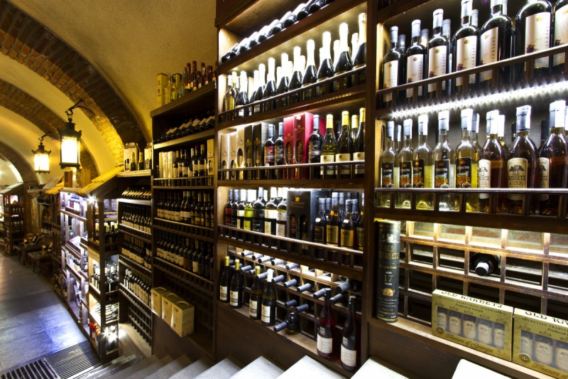 boutique-DRAP-min_world_street_travel_shop_canon_georgia_wine_bottles-429767